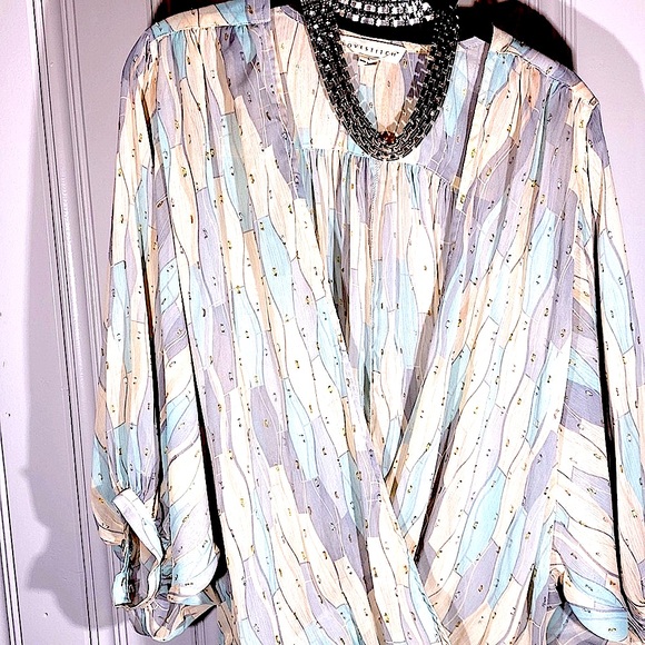 Lovestitch Hi-Lo Pastel with Metallic Thread Blouse Size Large (loose fitting) - Picture 3 of 15